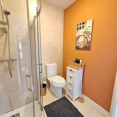 4-bed House Close To Airport, & Beaches *