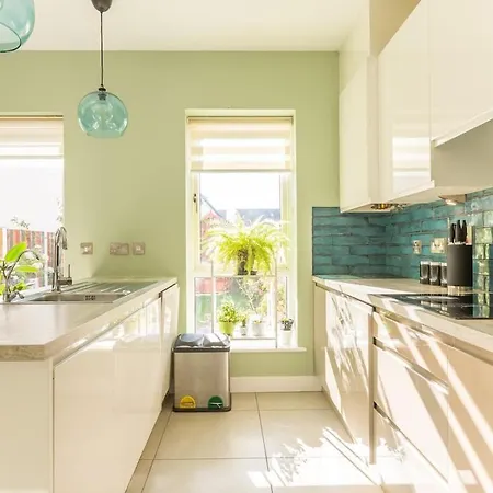 4-bed House Close To Airport, & Beaches