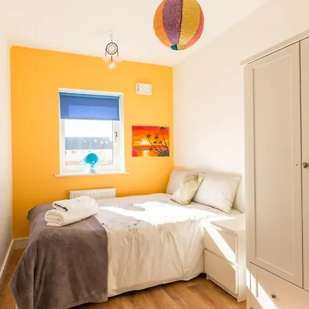 Prázdninový dům 4-bed House Close To Airport, & Beaches