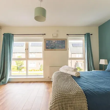 4-bed House Close To Airport, & Beaches Holiday home *