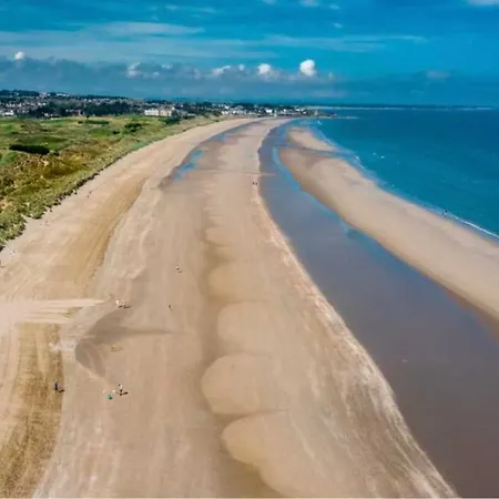 Holiday home 4-bed House Close To Airport, & Beaches *