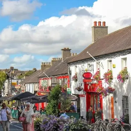 Holiday home 4-bed House Close To Airport, & Beaches Dublin