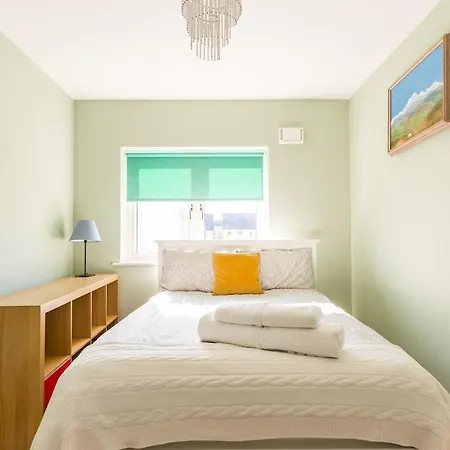 4-bed House Close To Airport, & Beaches Holiday home