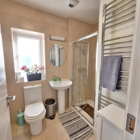 Prázdninový dům 4-bed House Close To Airport, & Beaches