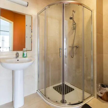 4-bed House Close To Airport, & Beaches