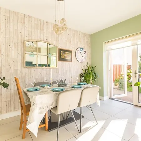 4-bed House Close To Airport, & Beaches Holiday home *