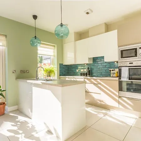 Casa vacanze 4-bed House Close To Airport, & Beaches *