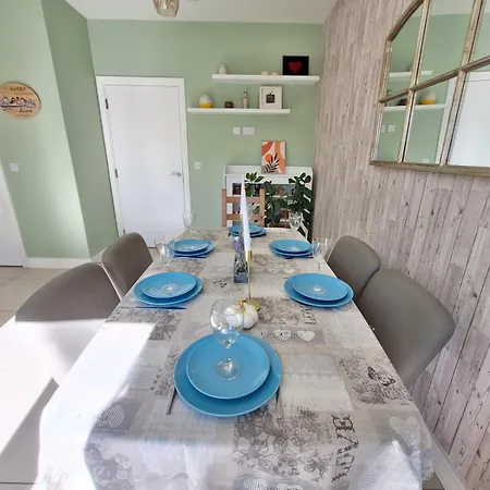 4-bed House Close To Airport, & Beaches Prázdninový dům