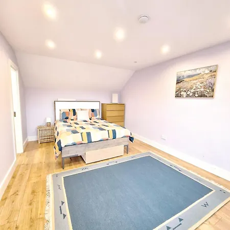 Prázdninový dům 4-bed House Close To Airport, & Beaches