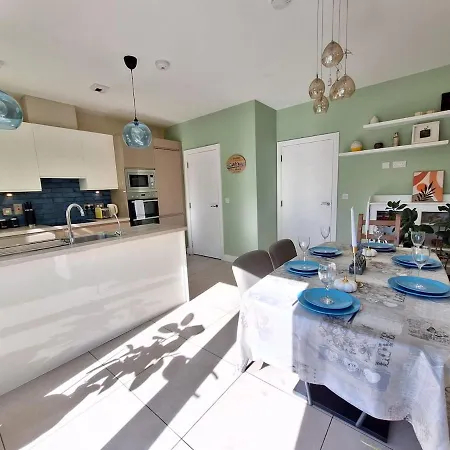4-bed House Close To Airport, & Beaches *