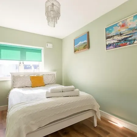 Holiday home 4-bed House Close To Airport, & Beaches Dublin