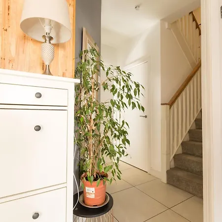 4-bed House Close To Airport, & Beaches *